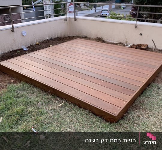 דק עץ חדש מותקן בגינה